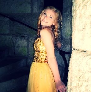 Meet your Posher, Caitlin